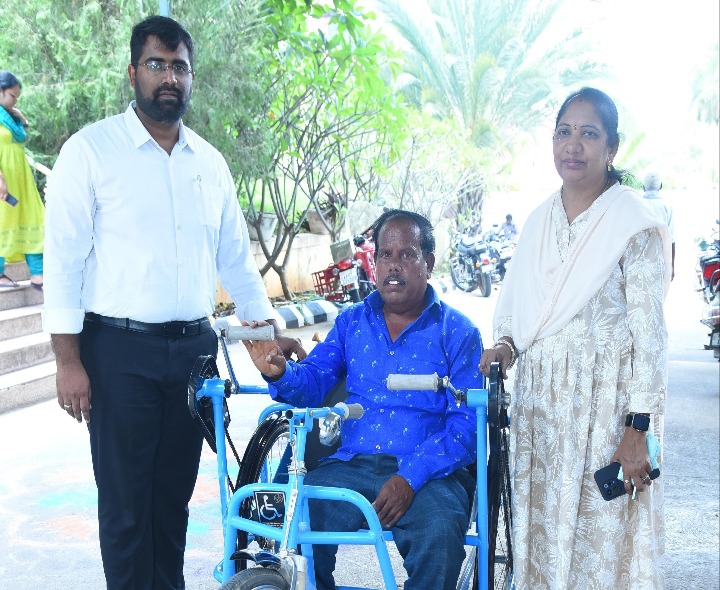 అక్కడికక్కడే బాధితుడికి ట్రై సైకిల్‌ అందజేత