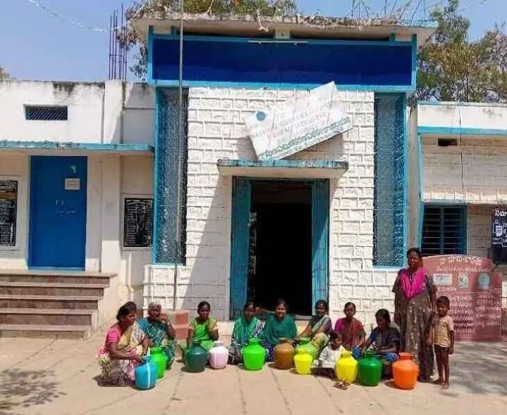తాగునీటి సమస్య పరిష్కరించాలని ఖాళీ బిందెలతో నిరసన