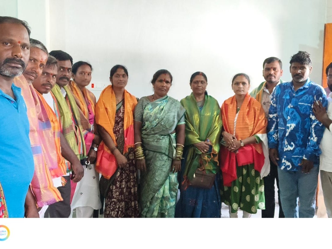 ఇందిరమ్మ ఇంటిని ప్రారంభించిన ఎంపీడీవో