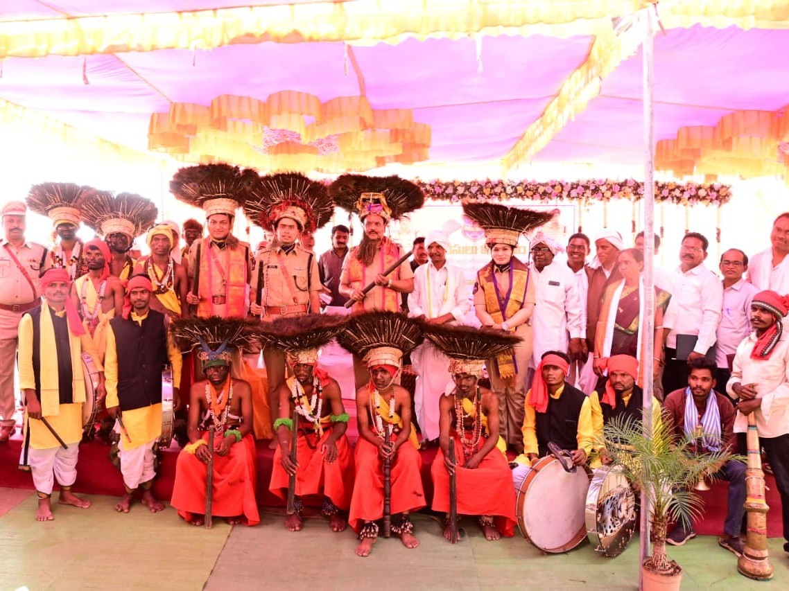 గుస్సాడి వేషధారణలో డీజీపీ