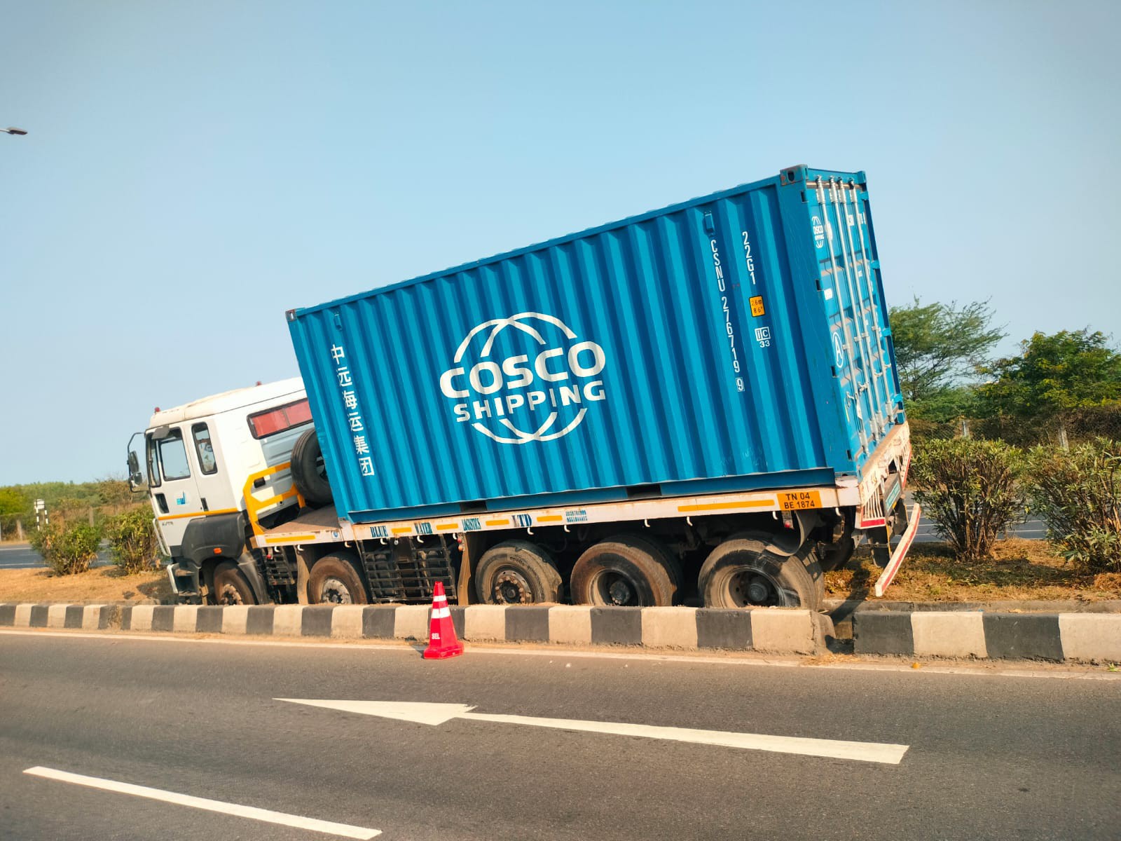 డివైడర్‌పైకి దూసుకు వెళ్లిన కంటైనర్