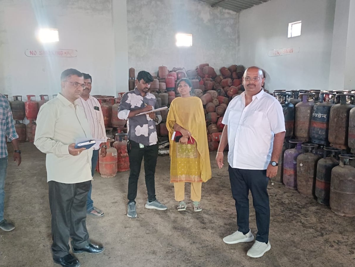 అక్రమ గ్యాస్ సిలిండర్ల పై అధికారుల కొరడా.!