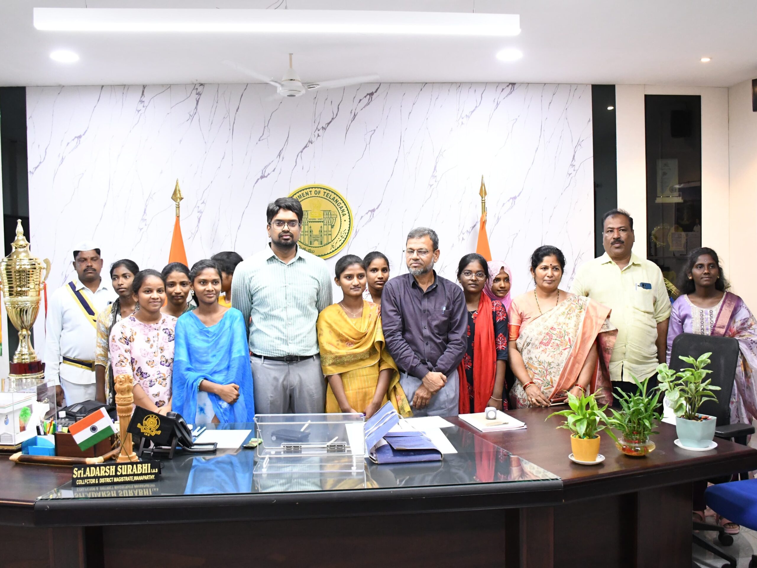 విద్యార్థినిలను అభినందించిన కలెక్టర్