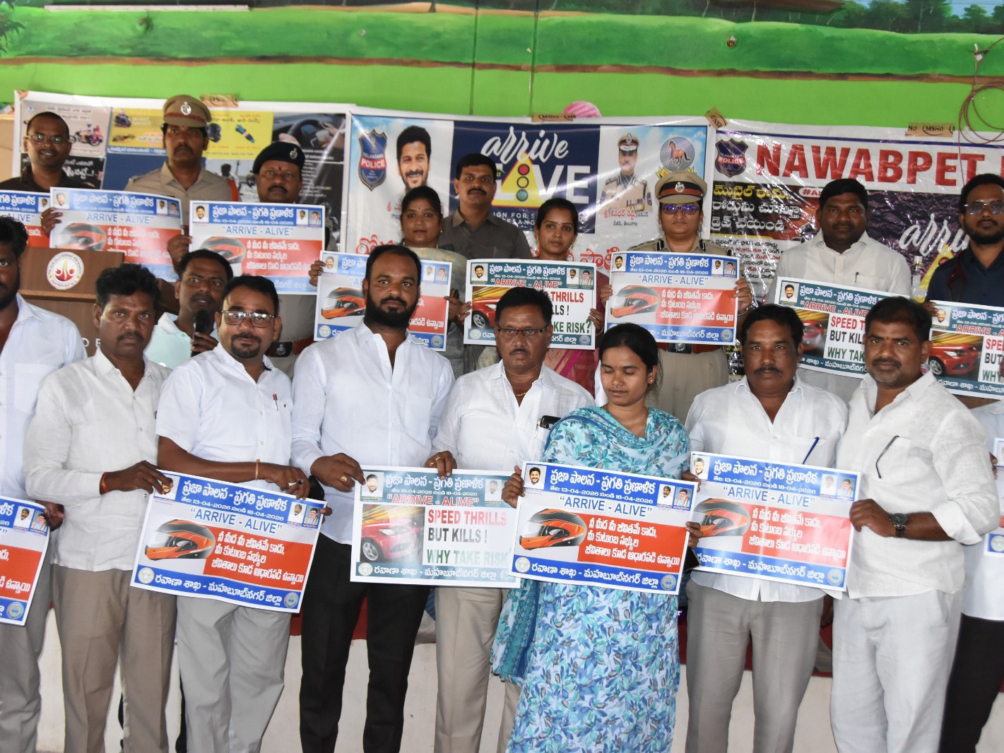 ప్రజల సురక్షిత ప్రయాణం కోసం పనిచేస్తున్న పోలీసులు