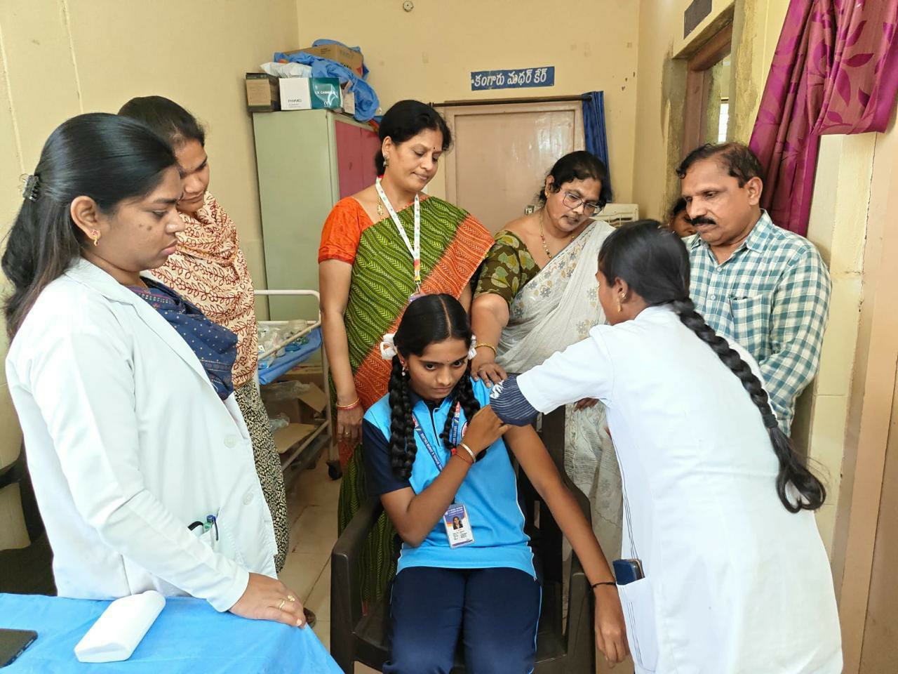 బాలికలకు HPV టీకాలు