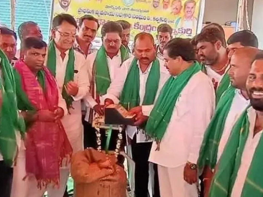 మొక్కజొన్న కొనుగోలు కేంద్రాన్ని ప్రారంభించిన ఎమ్మేల్యే