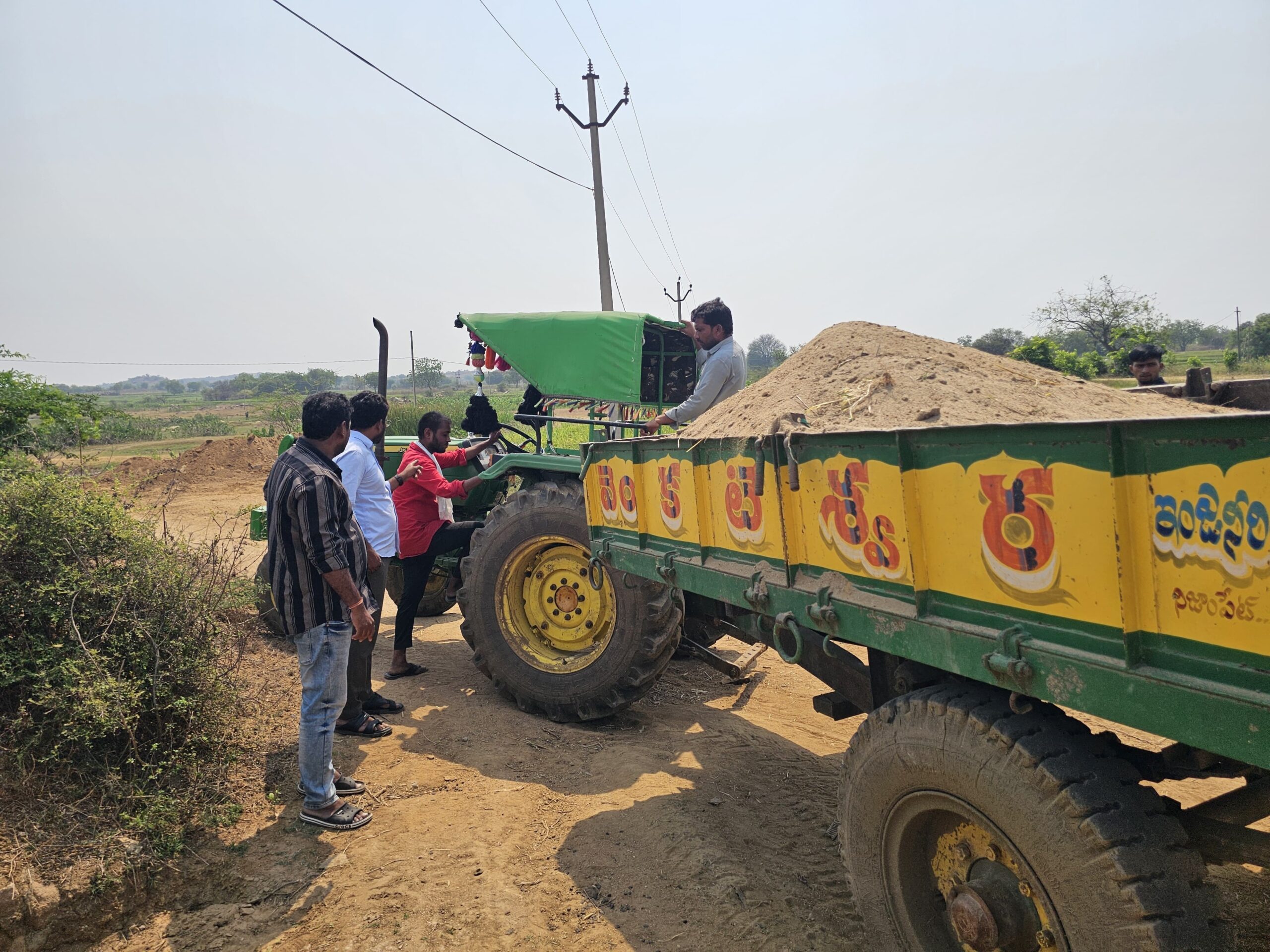 అక్రమ ఇసుక తరలింపు.. రెండు ట్రాక్టర్లు సీజ్