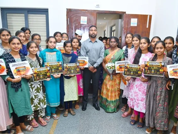 గురుకుల విద్యార్థులను అభినందించిన కలెక్టర్