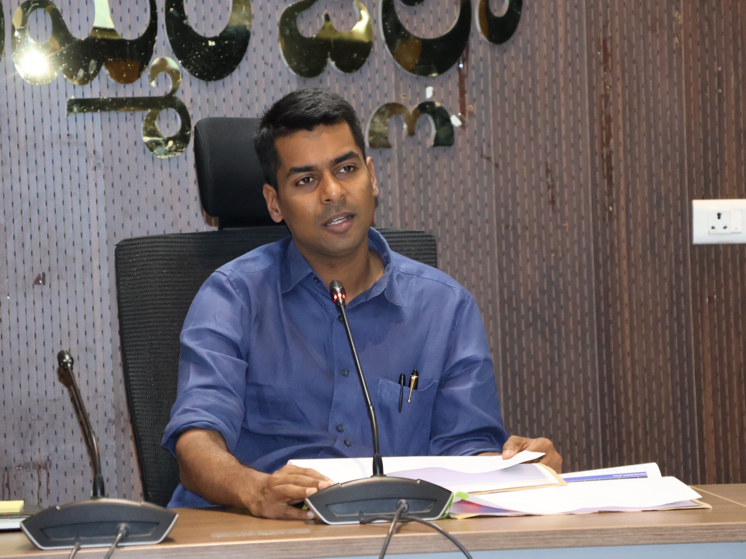 రెవెన్యూ వ్యవస్థలో నిర్లక్ష్యం వద్దు: కలెక్టర్