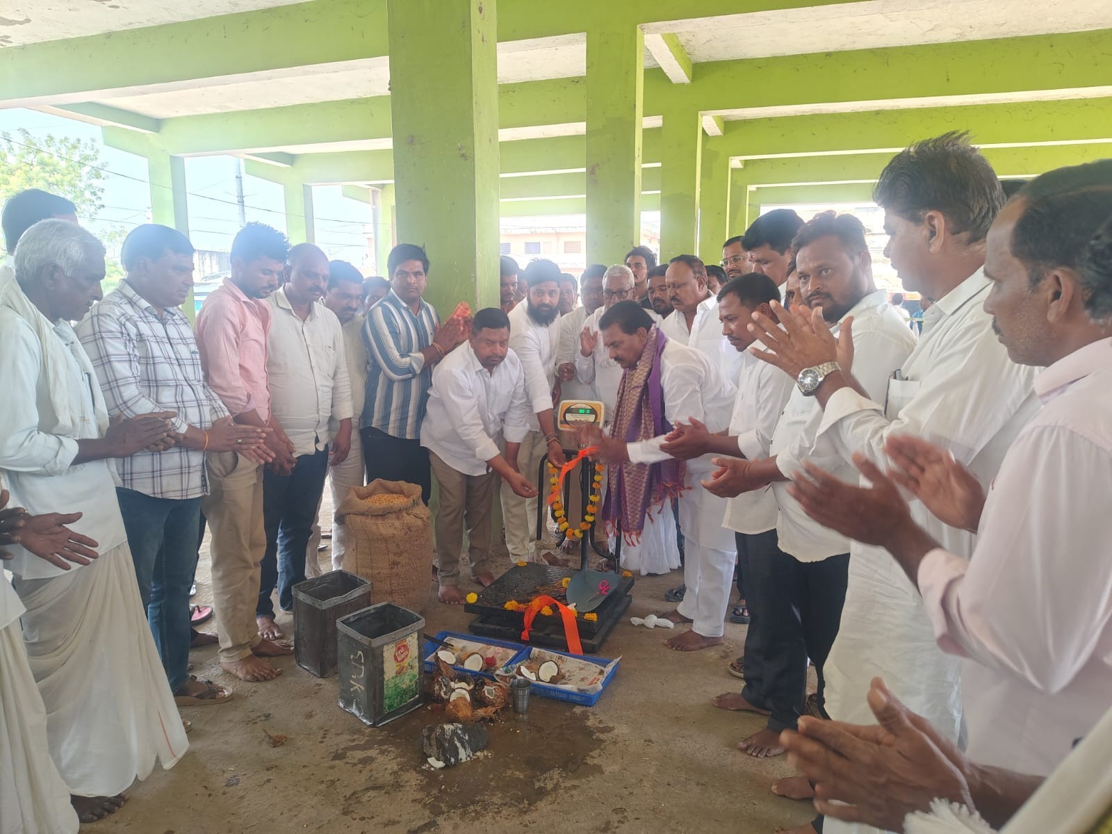 కొనుగోలు కేంద్రాన్ని ప్రారంభించిన ఛైర్మన్
