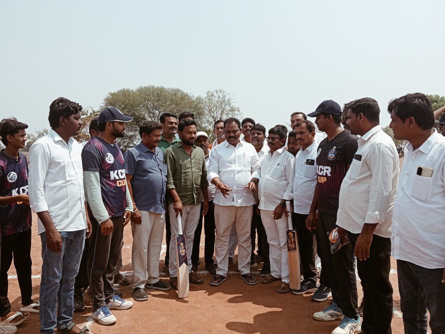 కేసీఆర్ క్రికెట్ కప్ పోటీలు ప్రారంభించిన మాజీ ఎమ్మెల్యే