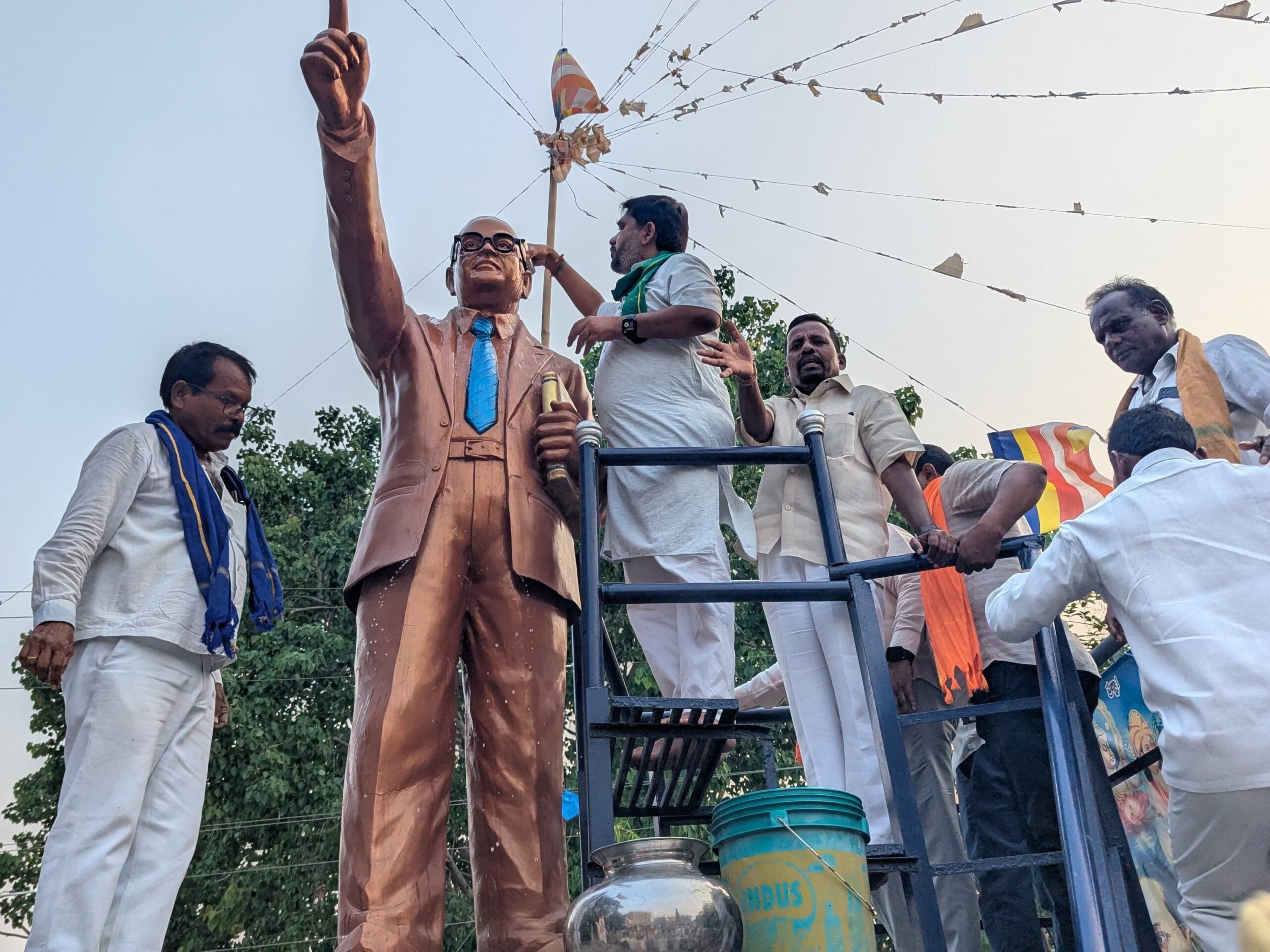 అంబేద్కర్ విగ్రహాన్ని శుద్ధి చేసి, దీపారాధన చేసిన MLA