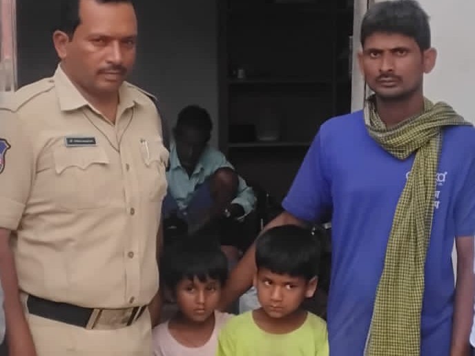 తప్పిపోయిన చిన్నారులను తల్లిదండ్రులకు అప్పగింత