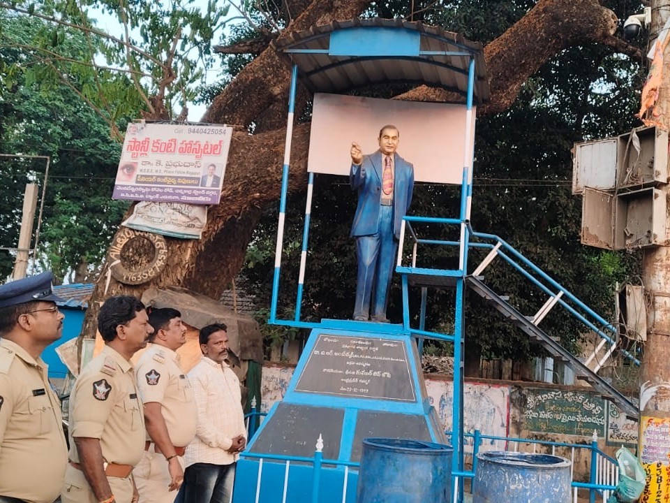 నూజీవీడులో విగ్రహాల వద్ద పోలీసుల బందోబస్తు