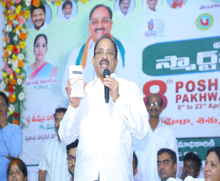 అంగన్వాడీలకు సెల్‌ఫోన్లు పంపిణీ చేసిన తుమ్మల