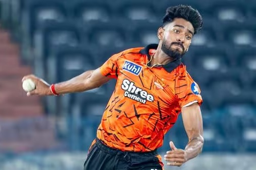 తొలి ఓవర్‌లోనే మూడు వికెట్లు.. ఎవరీ ప్రఫుల్ హింగే?