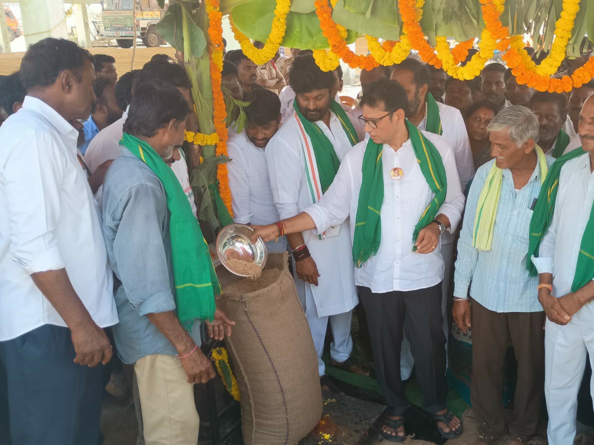 ధాన్యం కొనుగోలు కేంద్రం ప్రారంభించిన మంత్రి