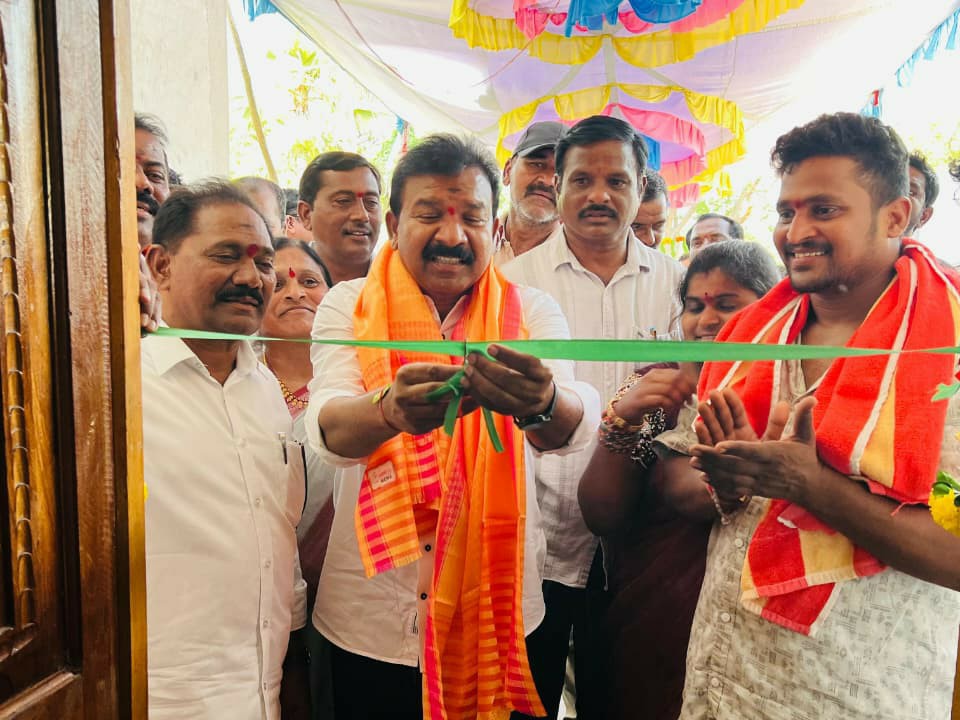 గృహప్రవేశాలకు హాజరైన ఎమ్మెల్యే