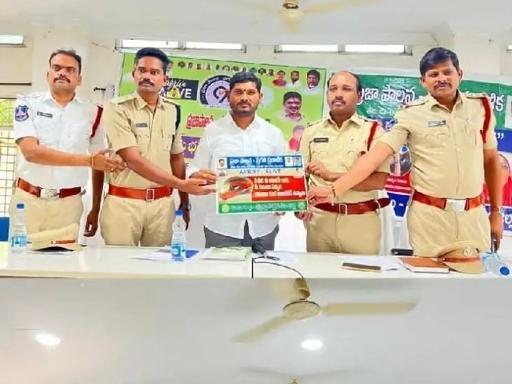 ట్రాఫిక్ నిబంధనలు పాటించాలి: మేయర్