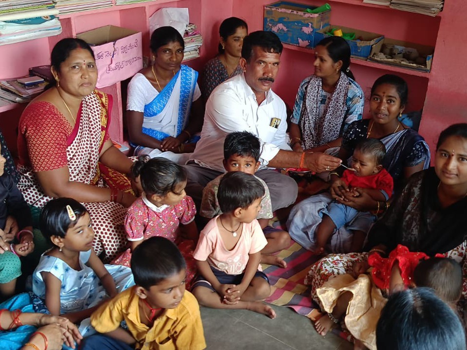 అంగన్వాడీ కేంద్రంలో చిన్నారులకు అన్నప్రసన