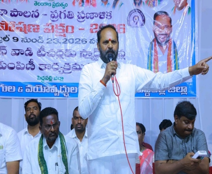 స్మార్ట్ ఫోన్లు పంపిణీ చేసిన ప్రభుత్వ విప్