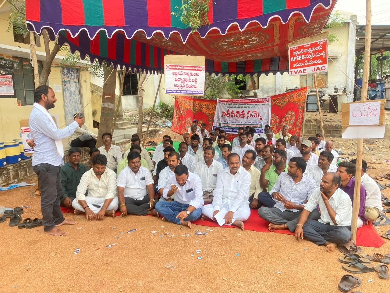 కార్మికుల నిరవధిక సమ్మెకు మాజీ ఎమ్మెల్యే మద్దతు