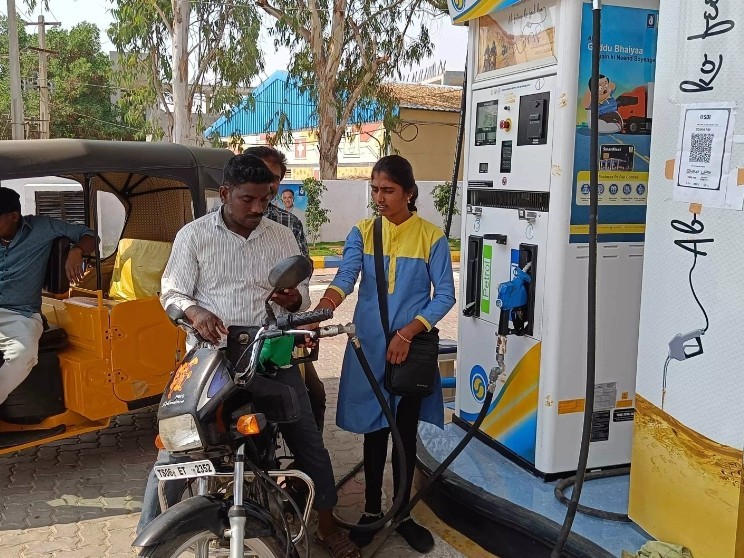 ఇక్కడ.. మహిళ సమాఖ్యలతో పెట్రోల్ బంకులు