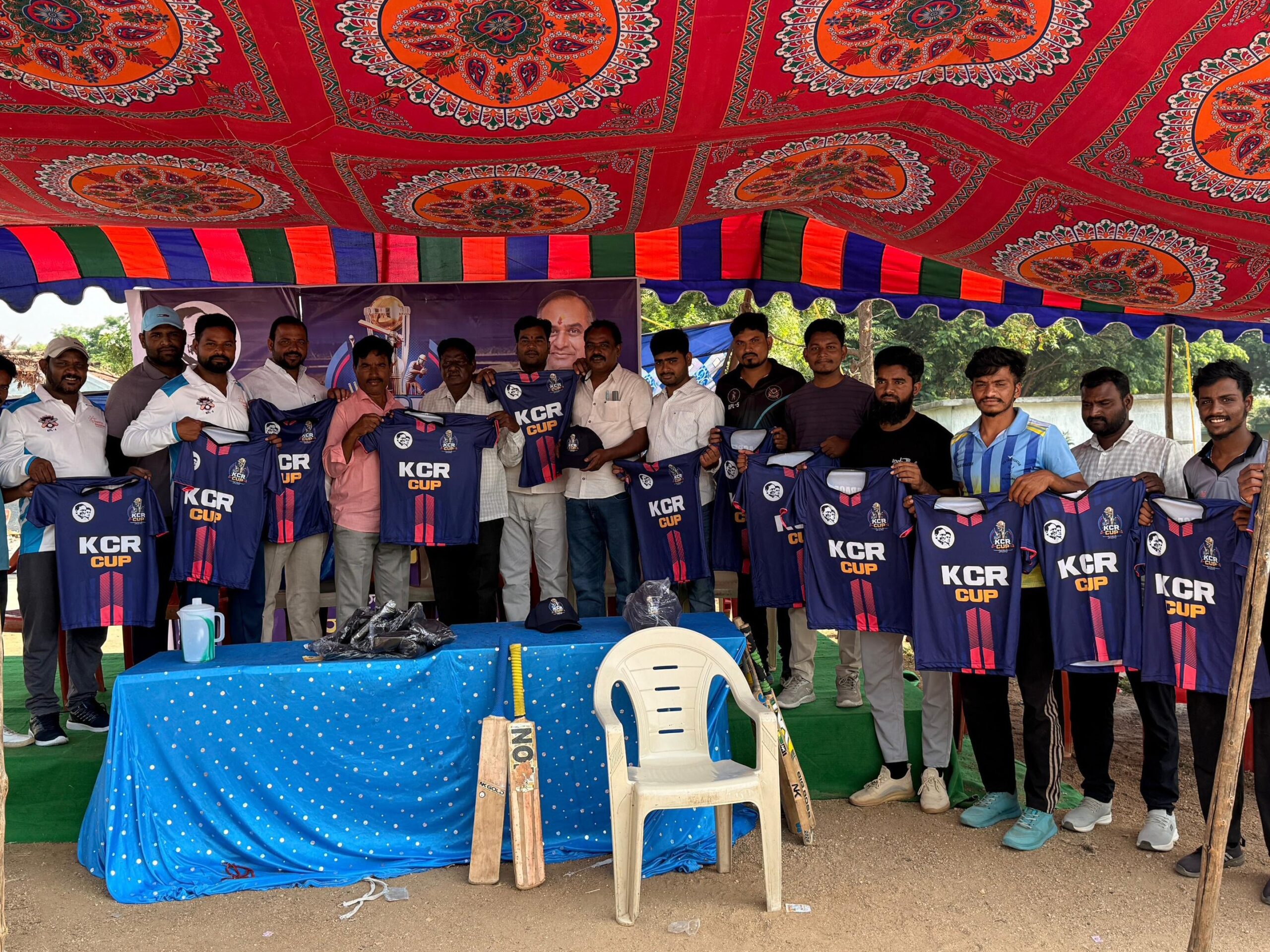 కేసీఆర్ కప్ క్రికెట్ పోటీలకు టీ షర్ట్‌ల పంపిణీ