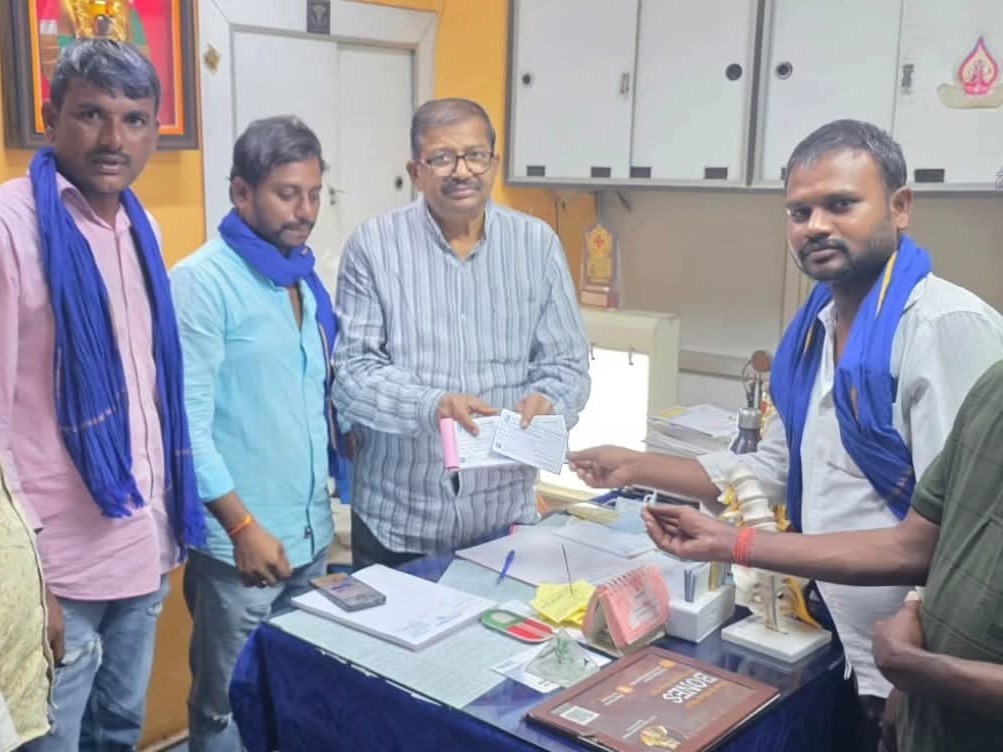 విగ్రహ కమిటీకి విరాళం అందజేసిన ఛైర్మన్