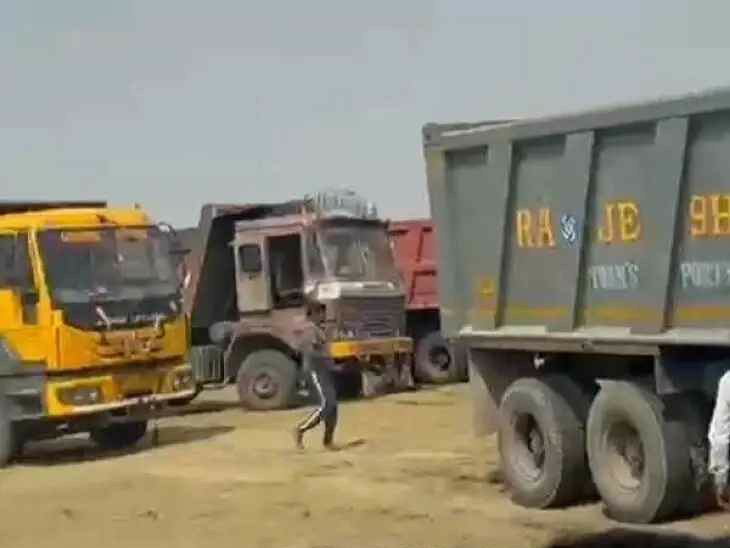 చెరువులో మట్టి తవ్వకాలు.. అడ్డుకున్న గ్రామస్థులు