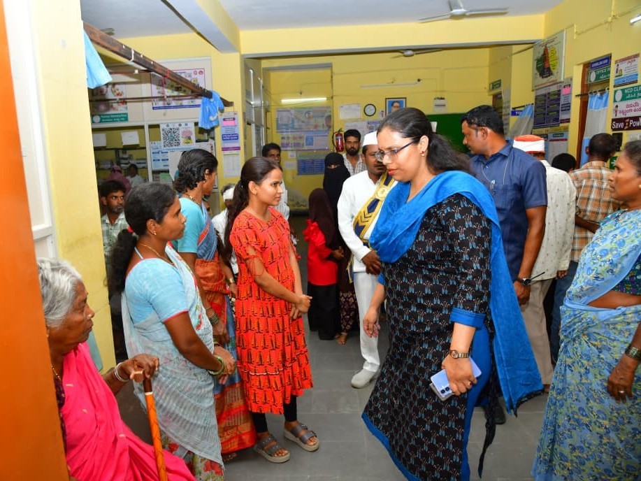 UPHCని తనిఖీ చేసిన కలెక్టర్ ఖుష్బూ గుప్తా