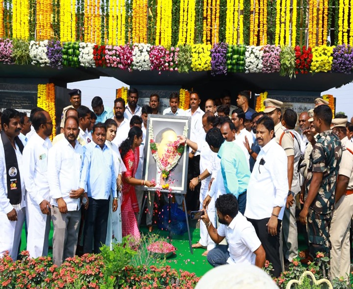 అంబేద్కర్ చూపించిన బాటలో పయనించాలి: మంత్రి