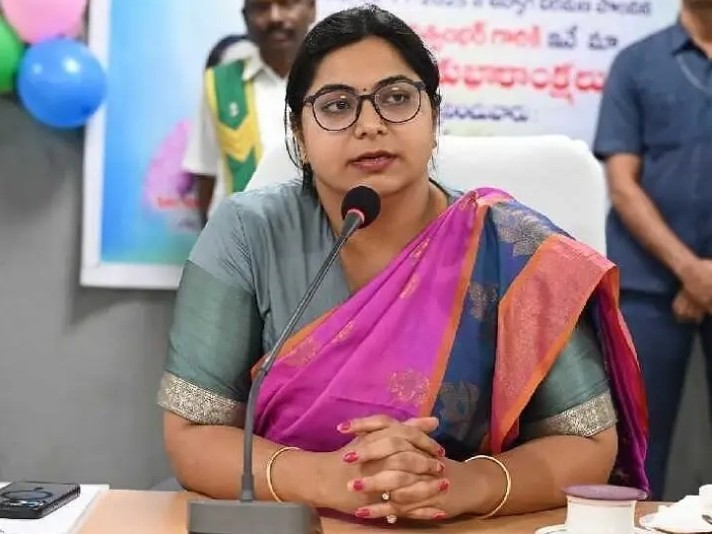 ఇళ్ల నిర్మాణాలను వేగవంతం చేయాలి: కలెక్టర్