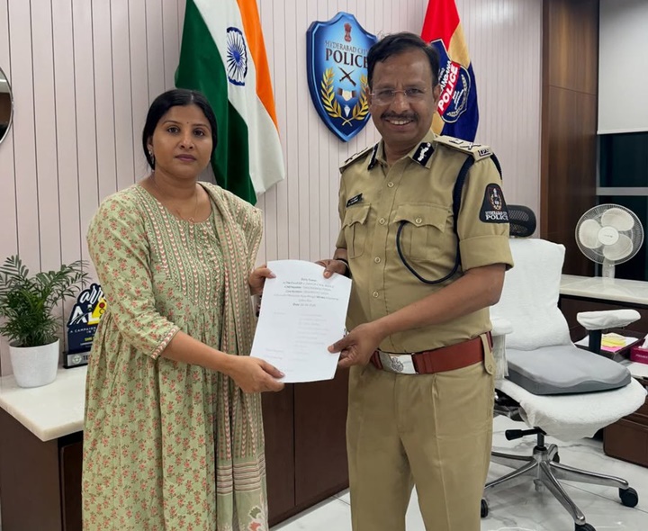 సీపీ సజ్జనార్‌ను కలిసిన సింగర్‌ మంగ్లీ