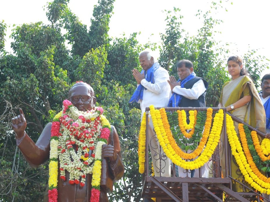 అంబేద్కర్‌కు నివాళులర్పించిన ఎమ్మెల్యే కడియం