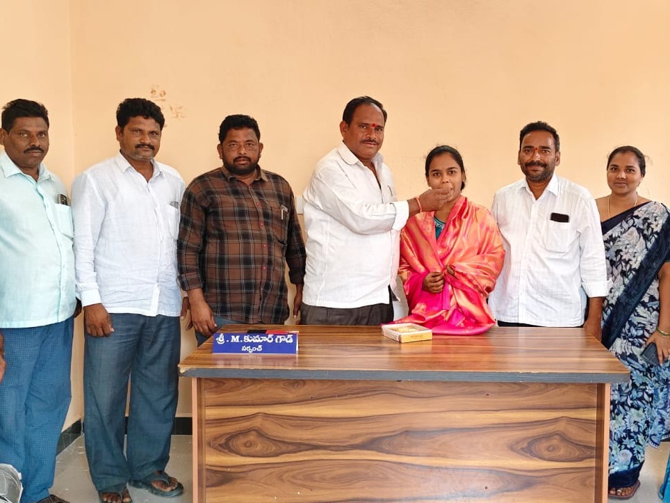 గ్రామానికి గర్వకారణం మనస్విని.. సర్పంచ్ సన్మానం