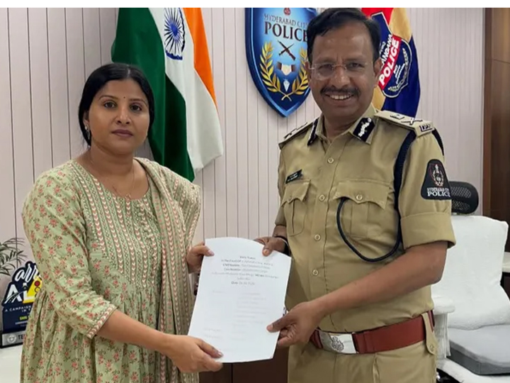 సీపీకి సింగర్ మంగ్లీ ఫిర్యాదు