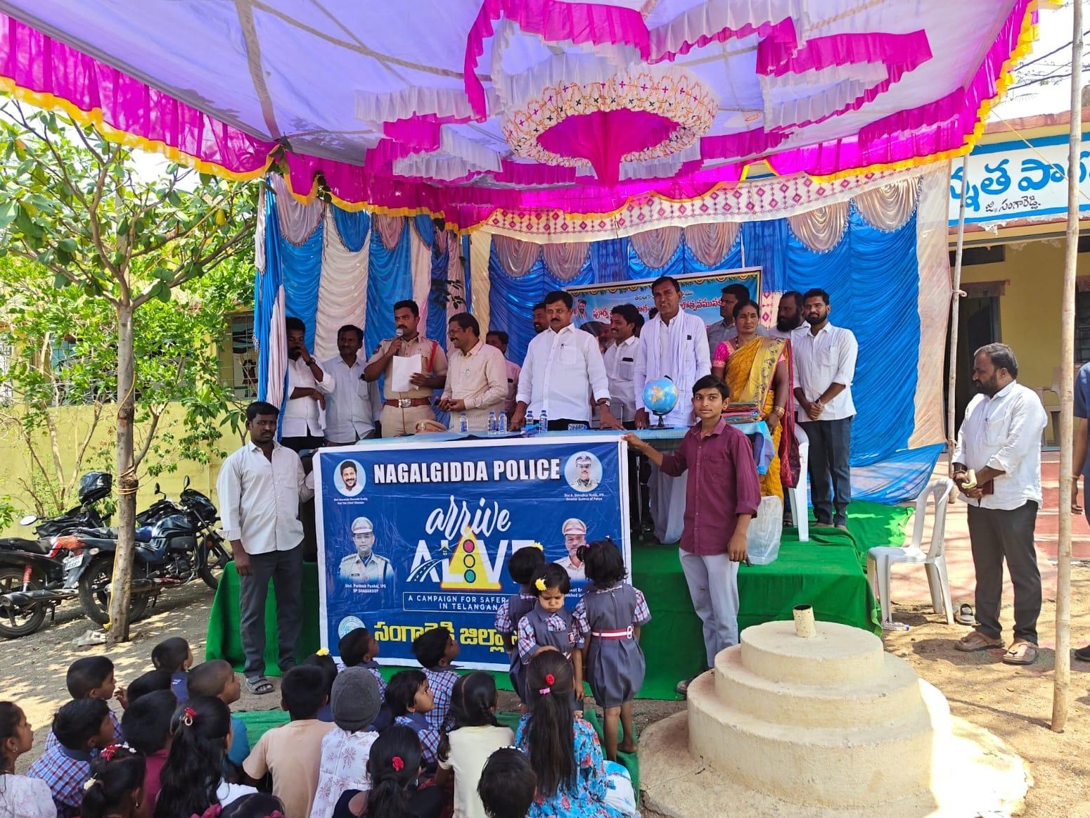 రోడ్డు నియమ నిబంధలనపై ప్రజల ప్రతిజ్ఞ