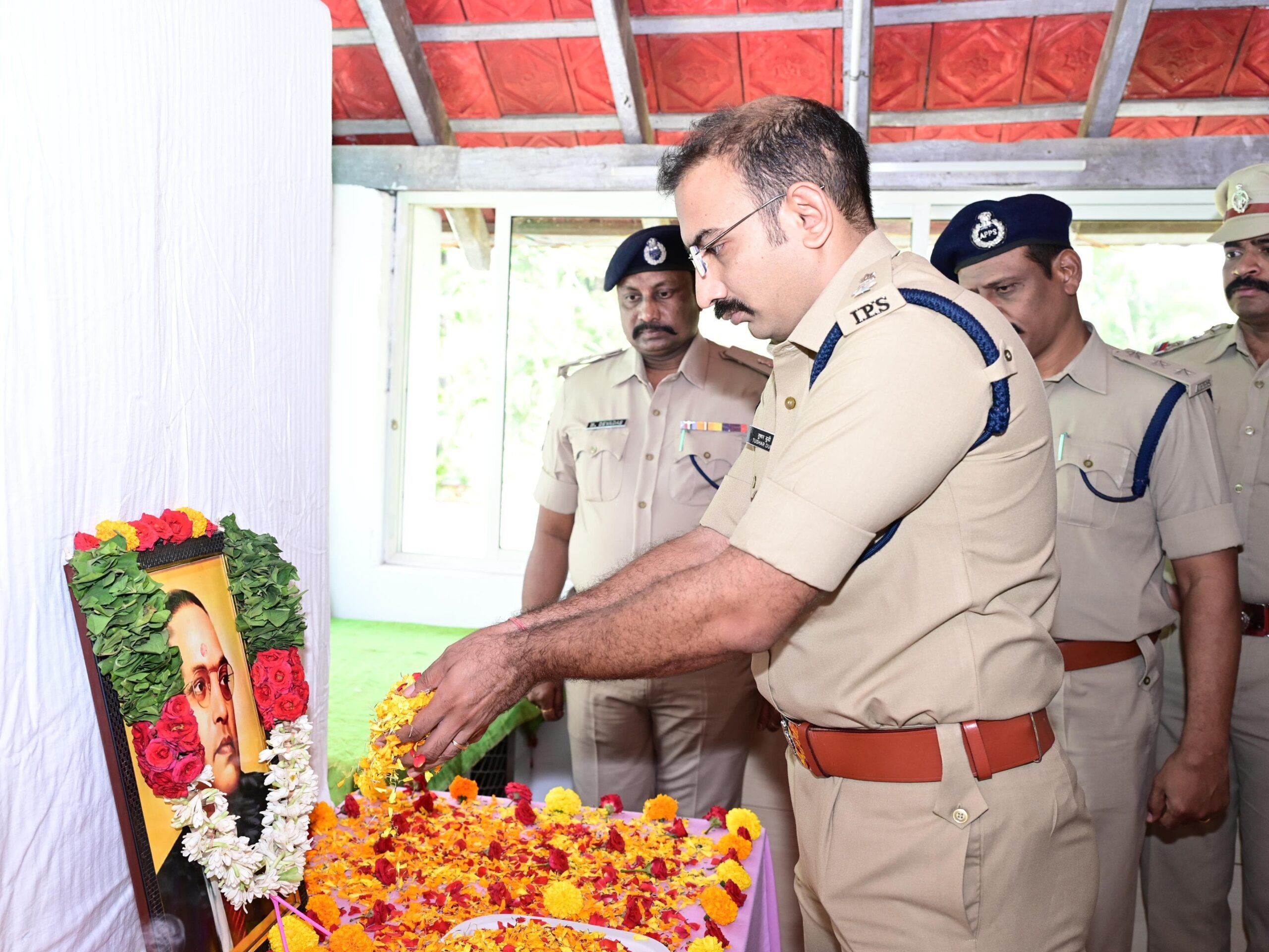 అంబేద్కర్ చిత్రపటానికి నివాళులు అర్పించిన ఎస్పీ