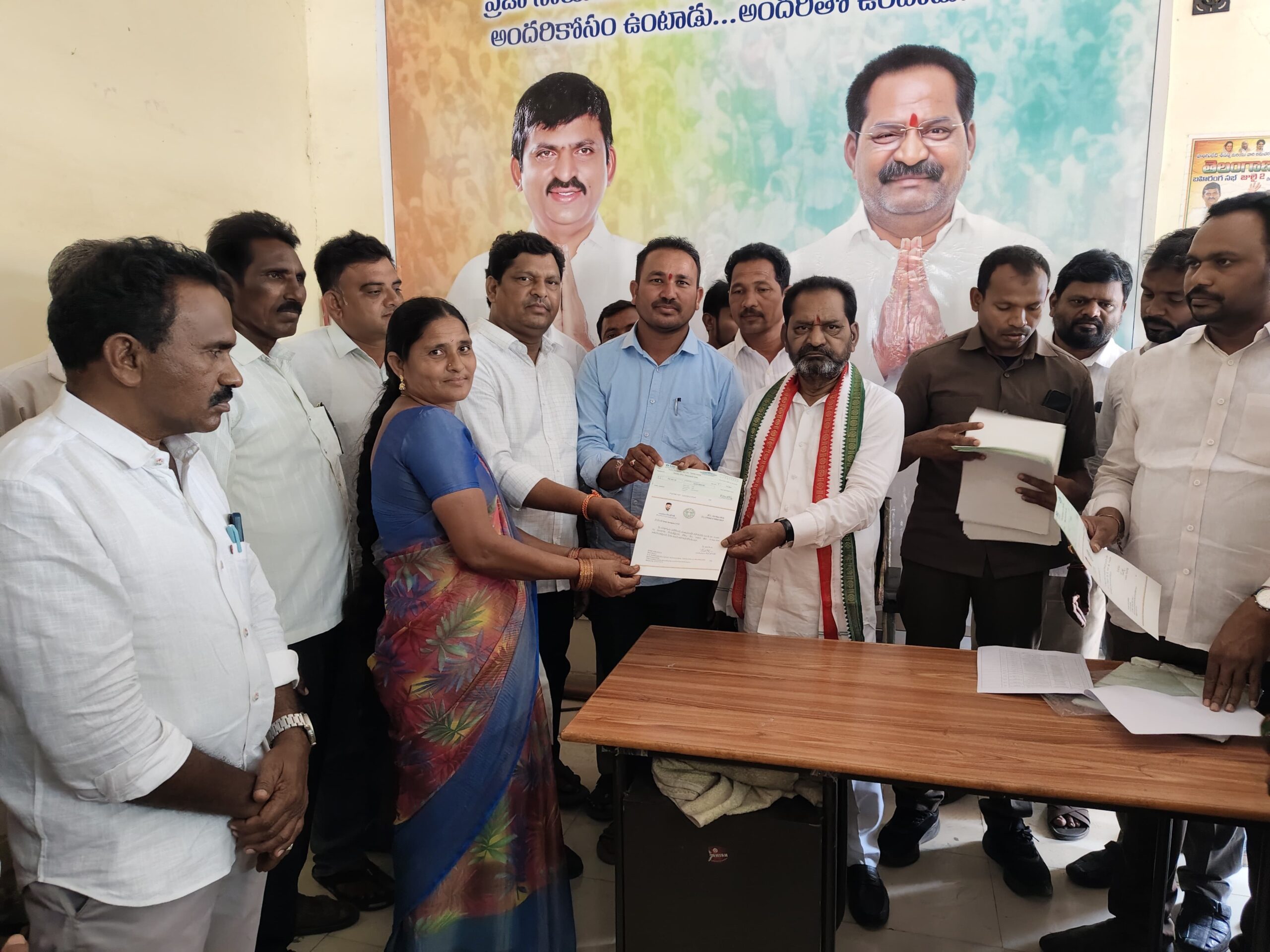 లబ్ధిదారులకు చెక్కులను అందజేసిన ఎమ్మెల్యే