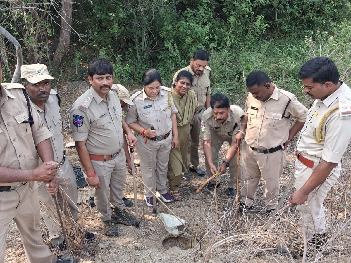నాటు సారా కేంద్రాలపై సంయుక్త దాడులు