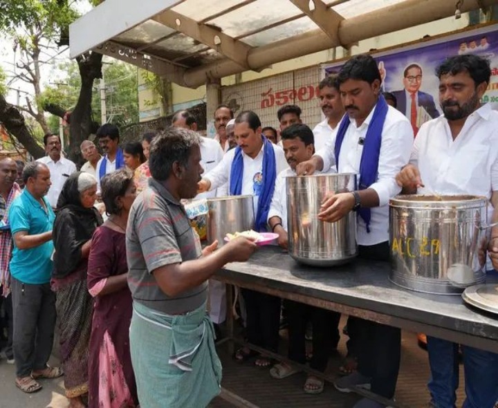 పేదలకు అన్నదానం చేసిన ఎమ్మెల్యే