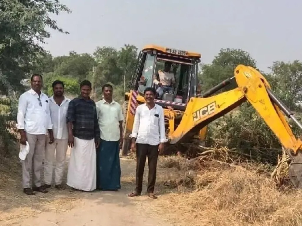 సొంత నిధులతో రహదారికి మరమ్మతులు