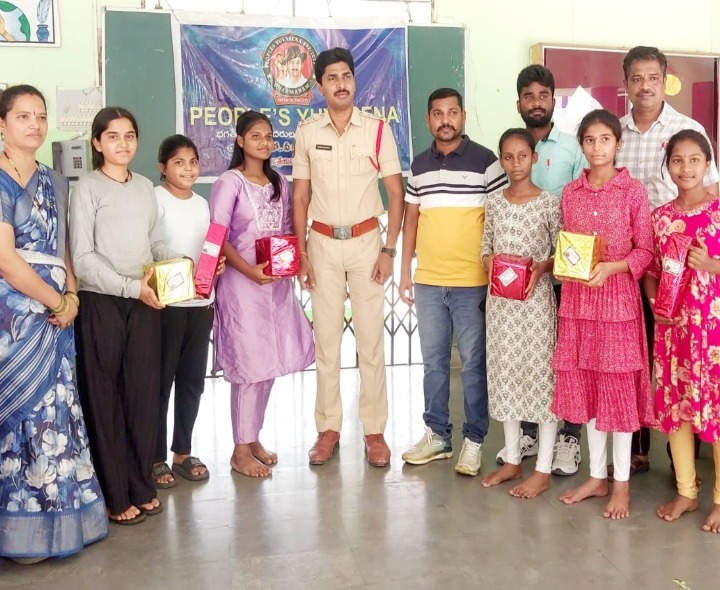 విద్యార్థులకు బహుమతులు అందజేసిన ఎస్ఐ