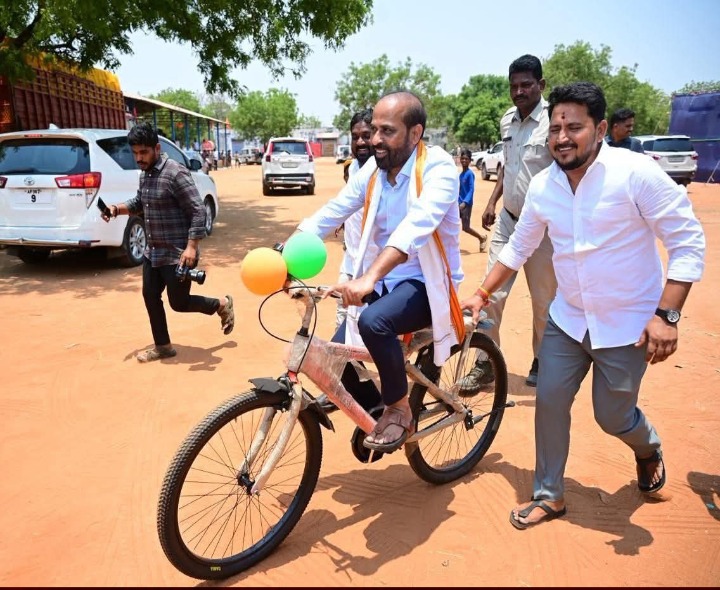 సైకిల్ తొక్కిన మంత్రి సత్యకుమార్