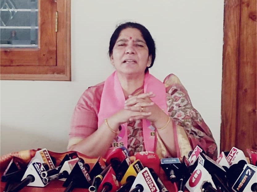 లీగల్ నోటీసులు పంపడం సిగ్గుచేటు: మాజీ మంత్రి