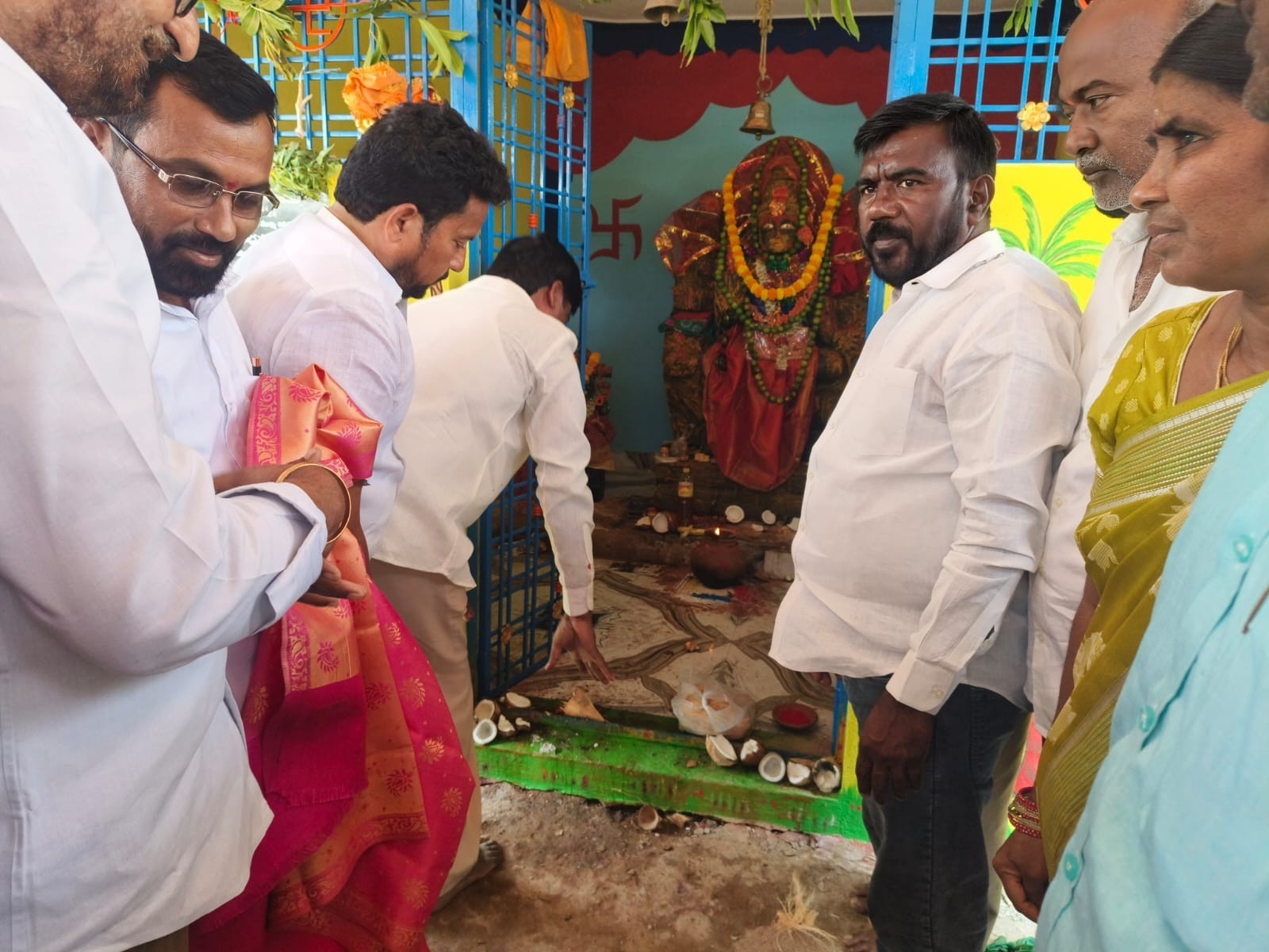 దుర్గమ్మ పండుగలో పాల్గొన్న మాజీ ఎమ్మెల్యే