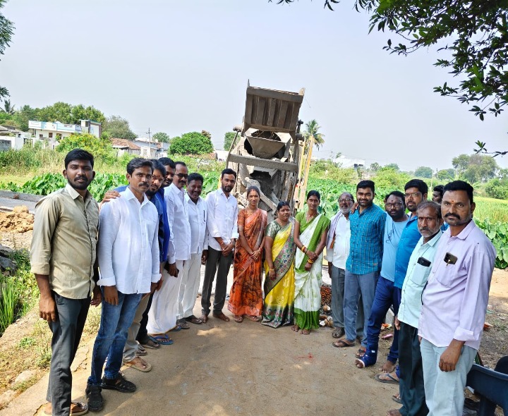 కొత్తూరులో సీసీ రోడ్డు నిర్మాణ పనులు ప్రారంభం