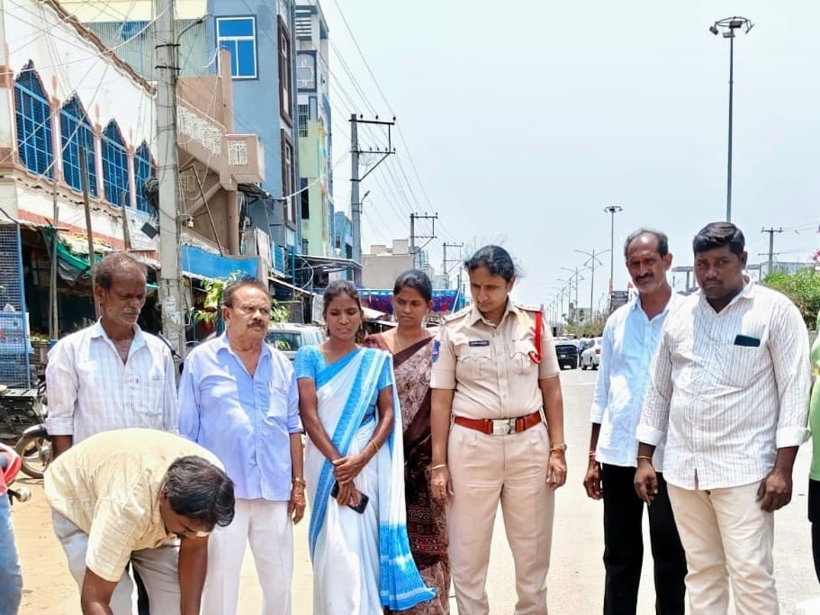 రోడ్డు భద్రతపై అవగాహన కల్పించిన సీఐ