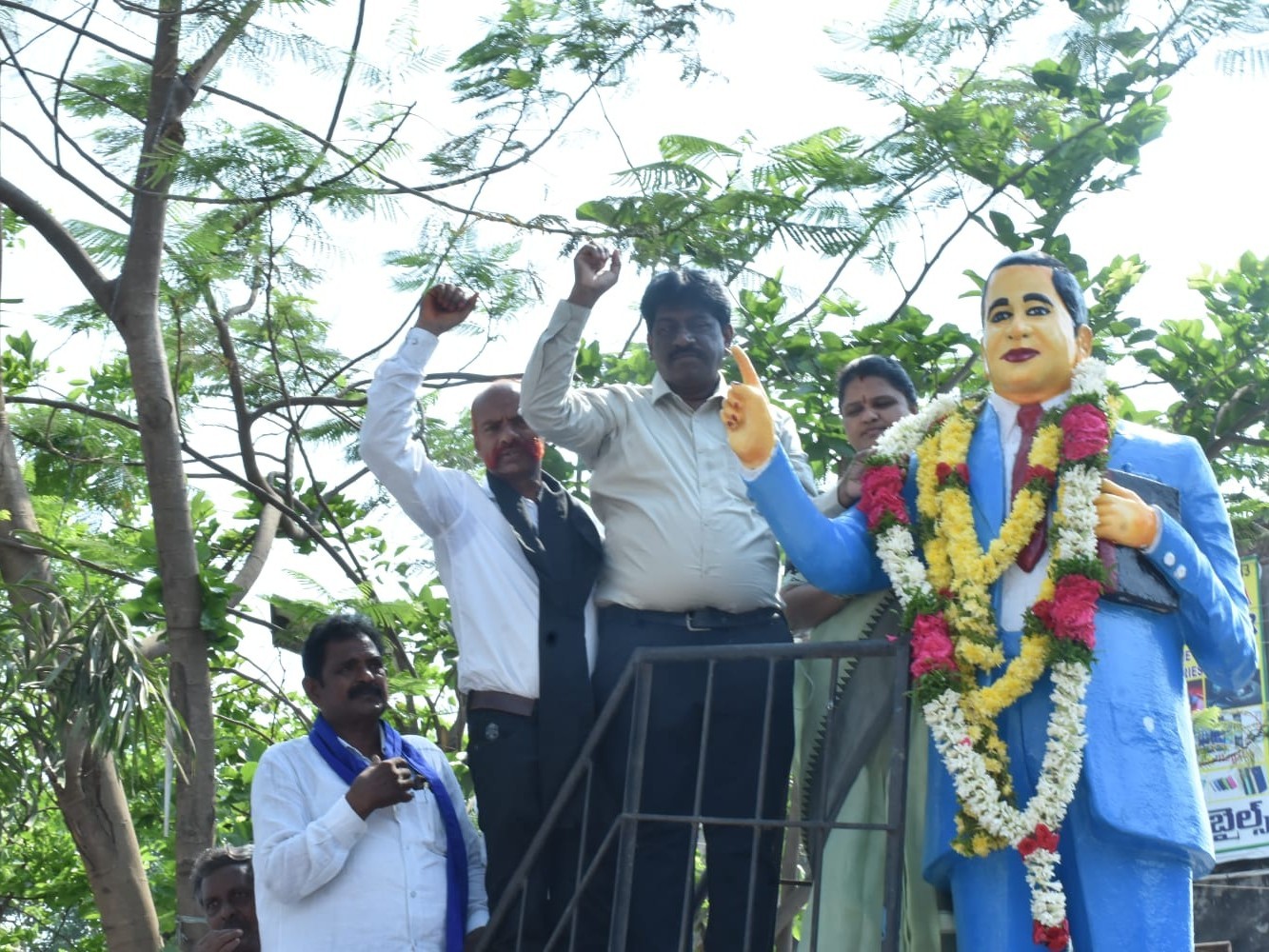 అంబేద్కర్ విగ్రహానికి నివాళులర్పించిన JAC నాయకులు